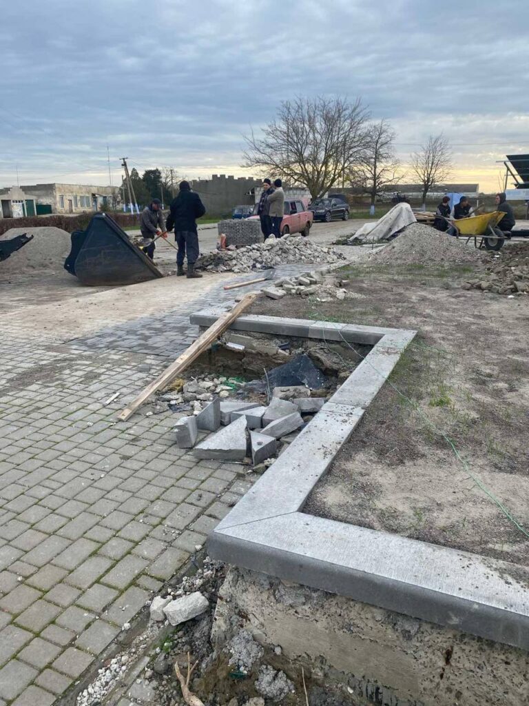 У селі на Білгород-Дністровщині упорядковують територію поруч з новою амбулаторією