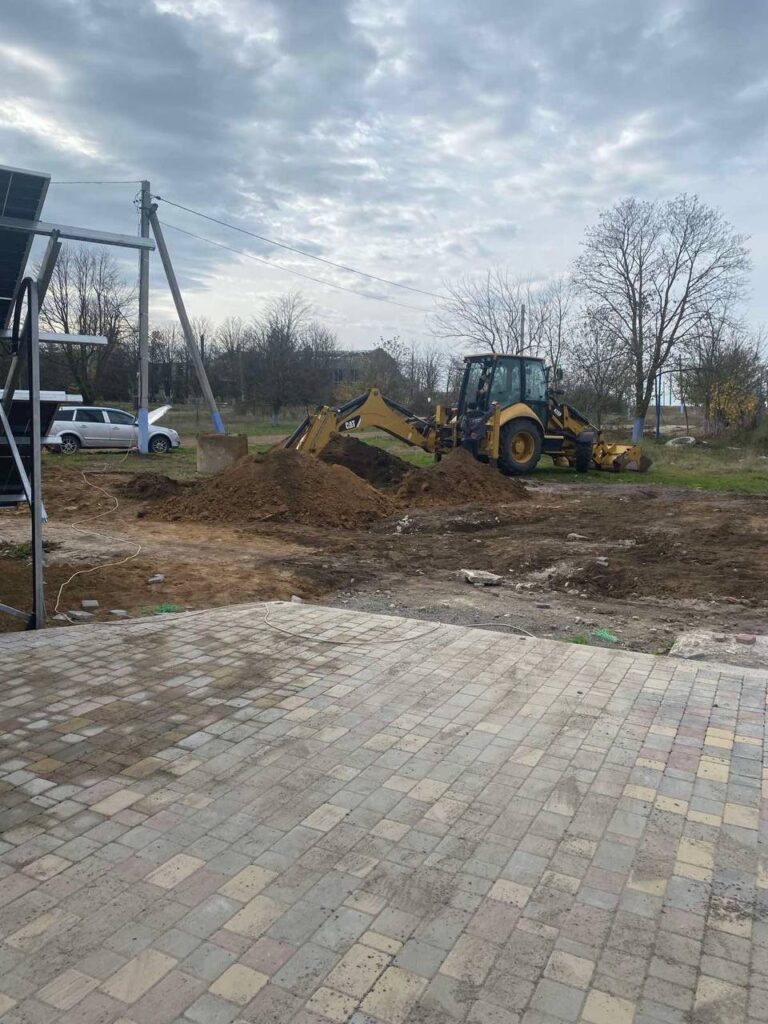 У селі на Білгород-Дністровщині упорядковують територію поруч з новою амбулаторією