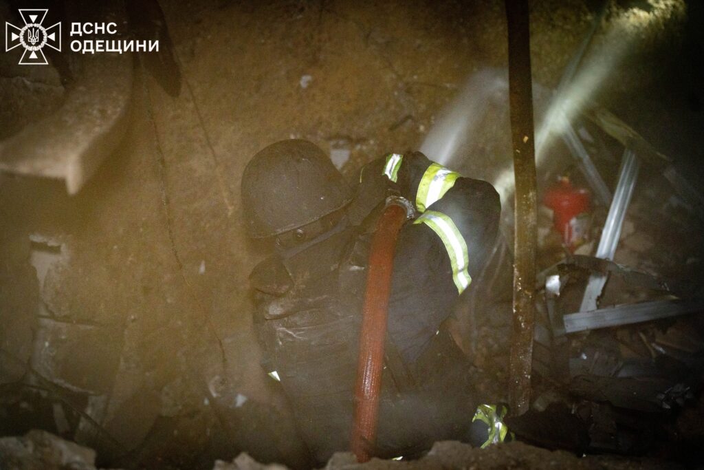 росіяни знову вдарили "шахедами" по Одесі: п'ятеро людей постраждали, серед них — підліток