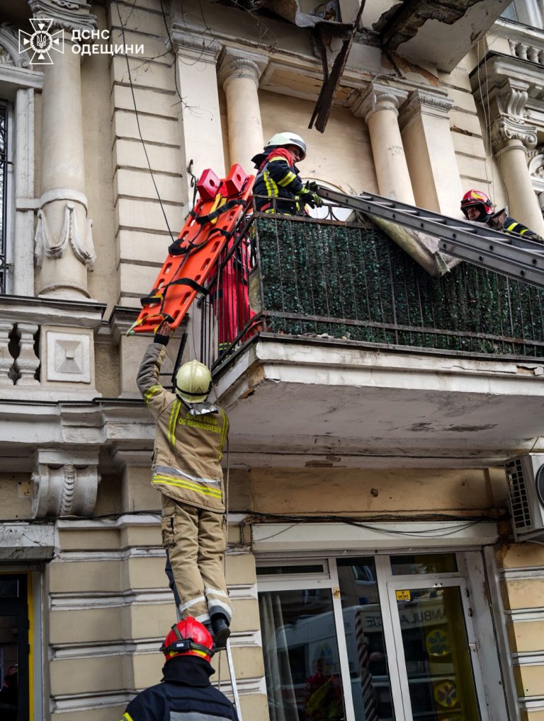 Внаслідок обвалу балкона у центрі Одеси померла жінка: ще одна - в реанімації