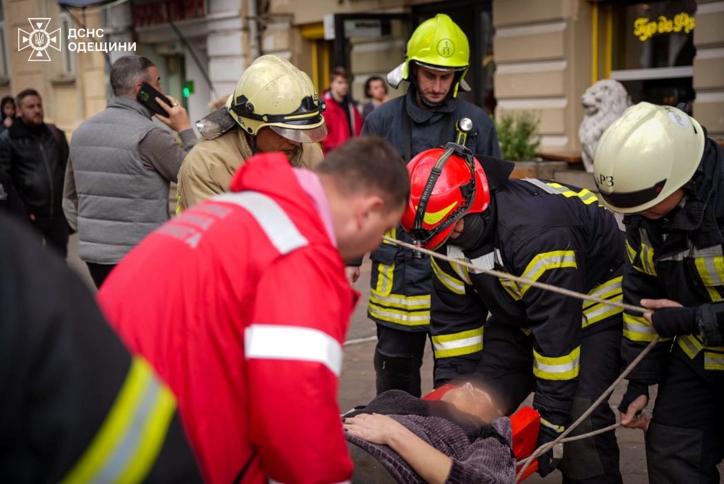 Внаслідок обвалу балкона у центрі Одеси померла жінка: ще одна - в реанімації