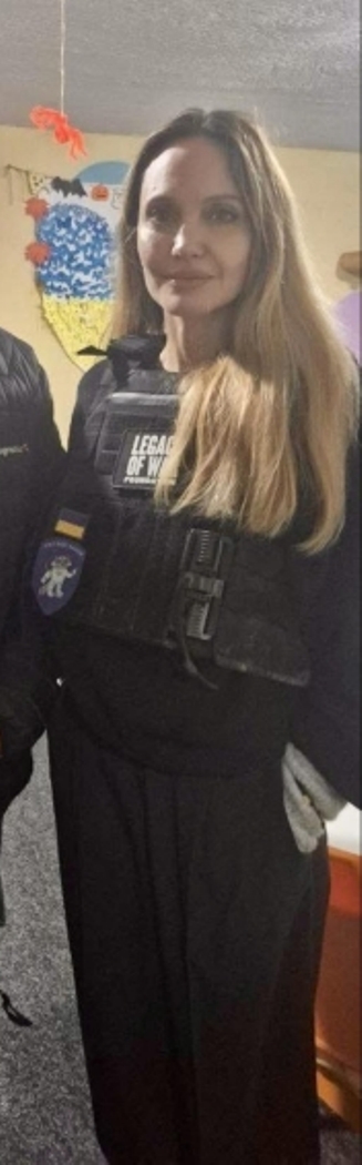 Відома акторка Анджеліна Джолі відвідала прифронтове місто в Україні - ЗМІ