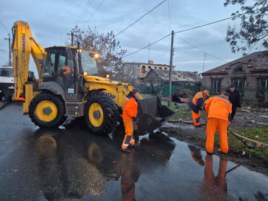 росіяни знову вдарили "шахедами" по Одесі: п'ятеро людей постраждали, серед них — підліток