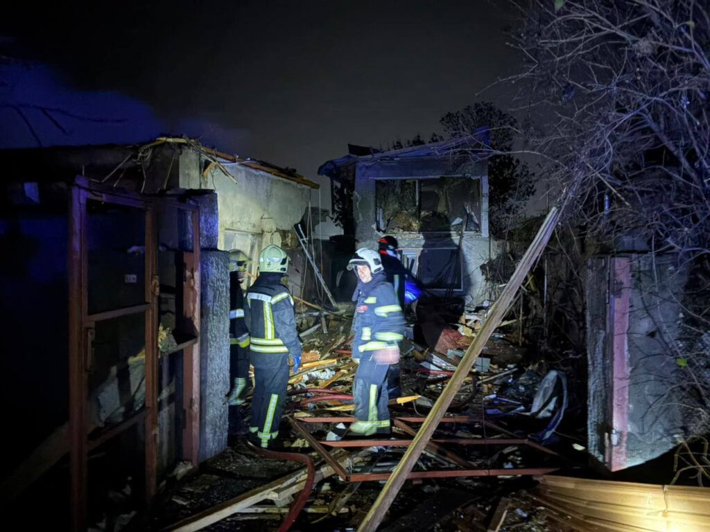 росіяни знову вдарили "шахедами" по Одесі: п'ятеро людей постраждали, серед них — підліток