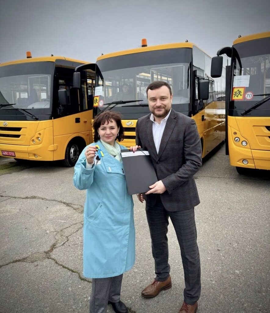 Три громади Бессарабії отримали сучасні шкільні автобуси