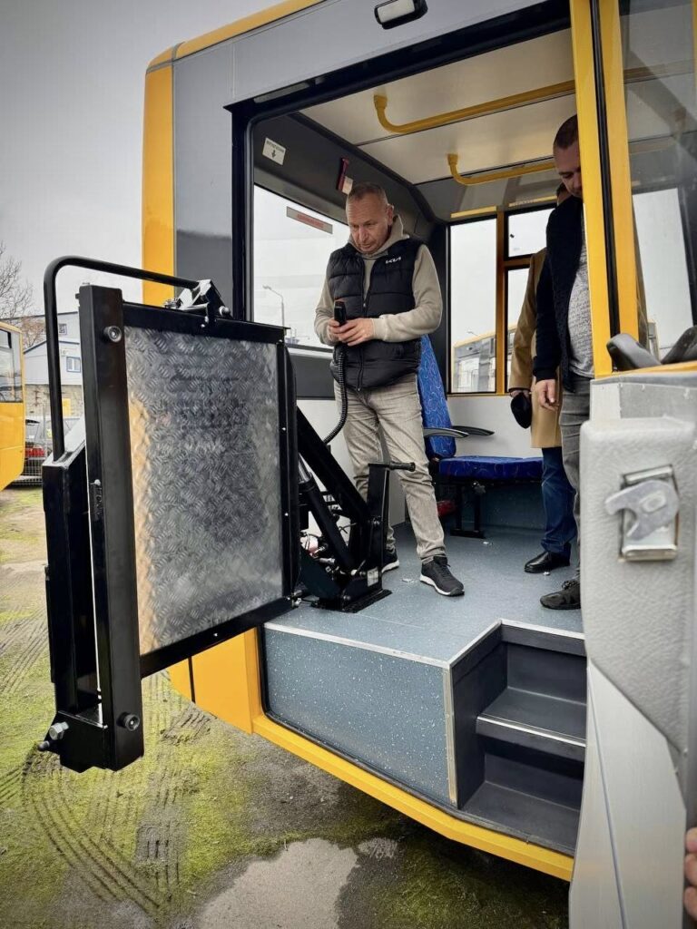 Три громади Бессарабії отримали сучасні шкільні автобуси