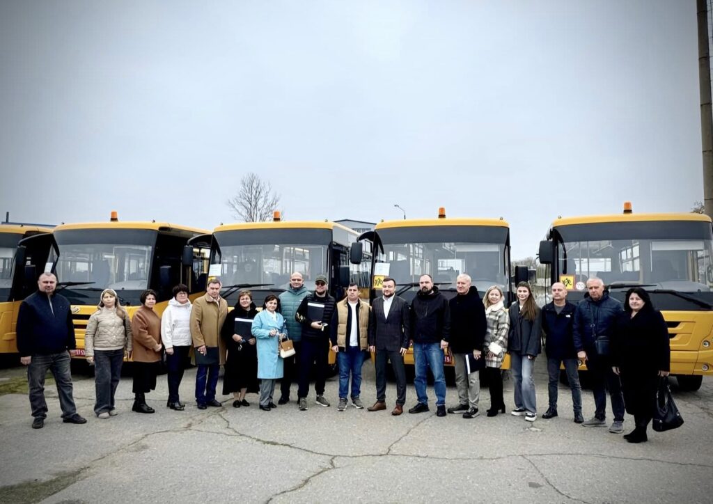 Три громади Бессарабії отримали сучасні шкільні автобуси