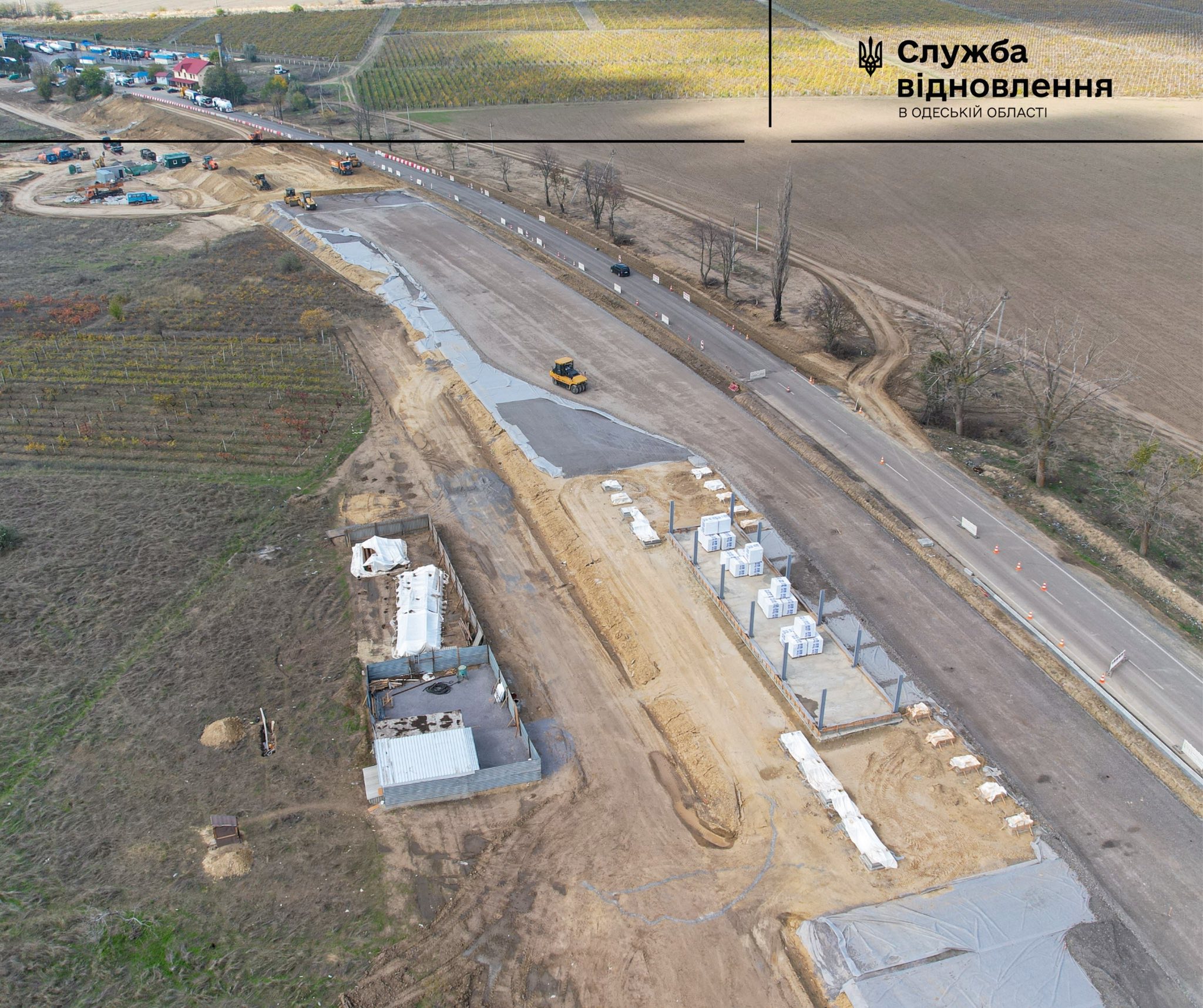 На трасі Одеса-Рені продовжується будівництво сучасного майданчика для стоянки та відпочинку