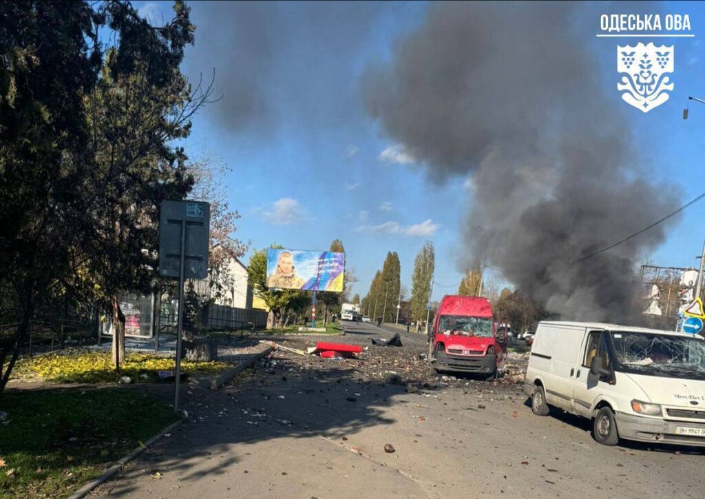 Росіяни посеред дня атакували дронами ринок у Чорноморську: є загиблі та поранені