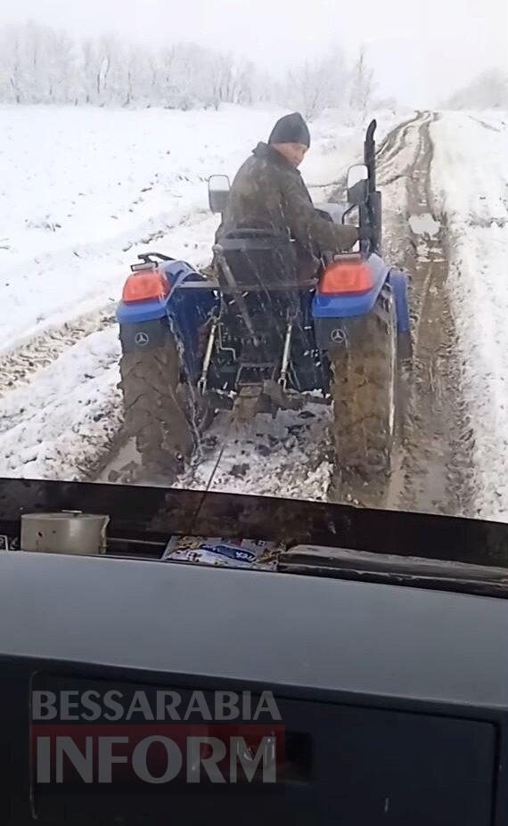 Автобус не витримує та застрягає: на Білгород-Дністровщині учні долають 12 км пішки через критичний стан дороги до школи