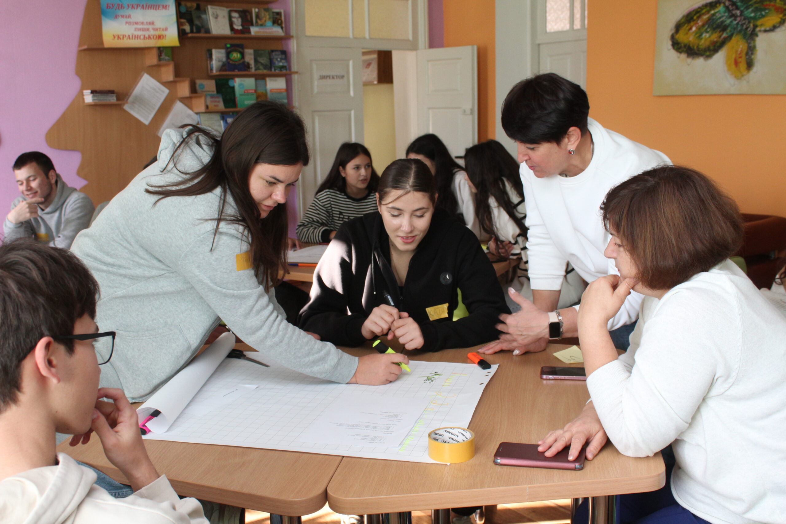 Молодь пропонує символіку бренду