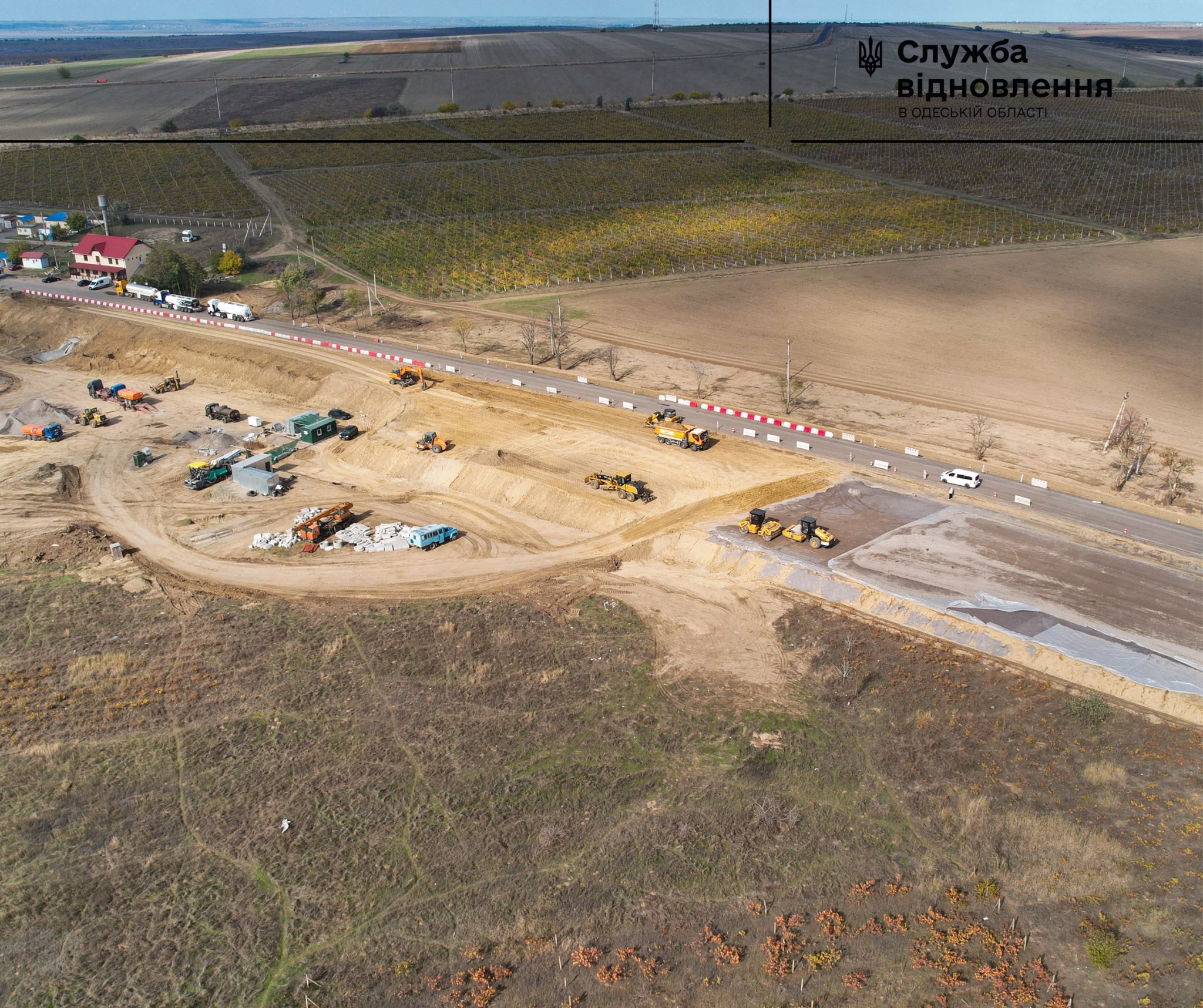 На трасі Одеса-Рені продовжується будівництво сучасного майданчика для стоянки та відпочинку