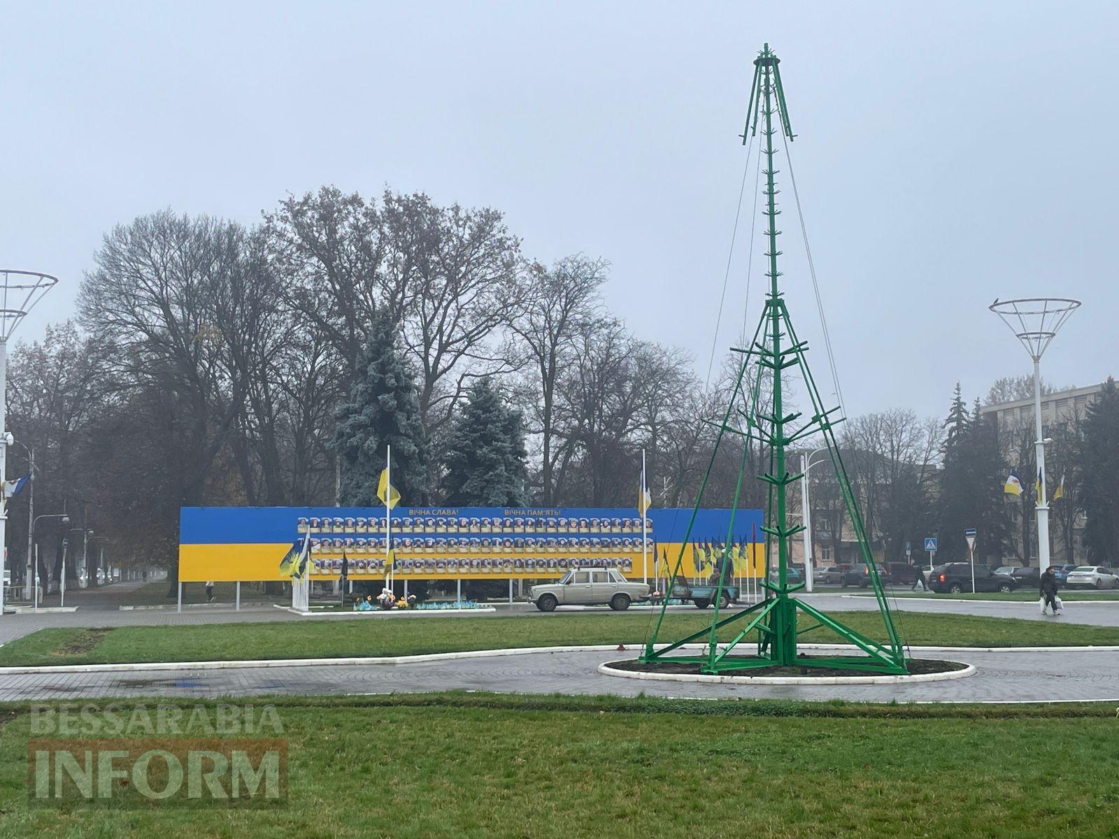 В Ізмаїлі почали монтувати новорічну ялинку, але не всім це до вподоби