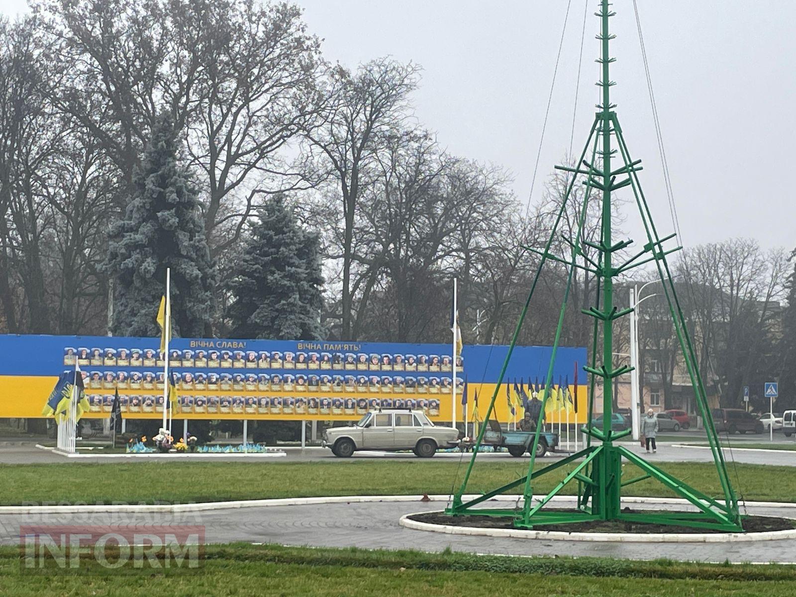 В Ізмаїлі почали монтувати новорічну ялинку, але не всім це до вподоби