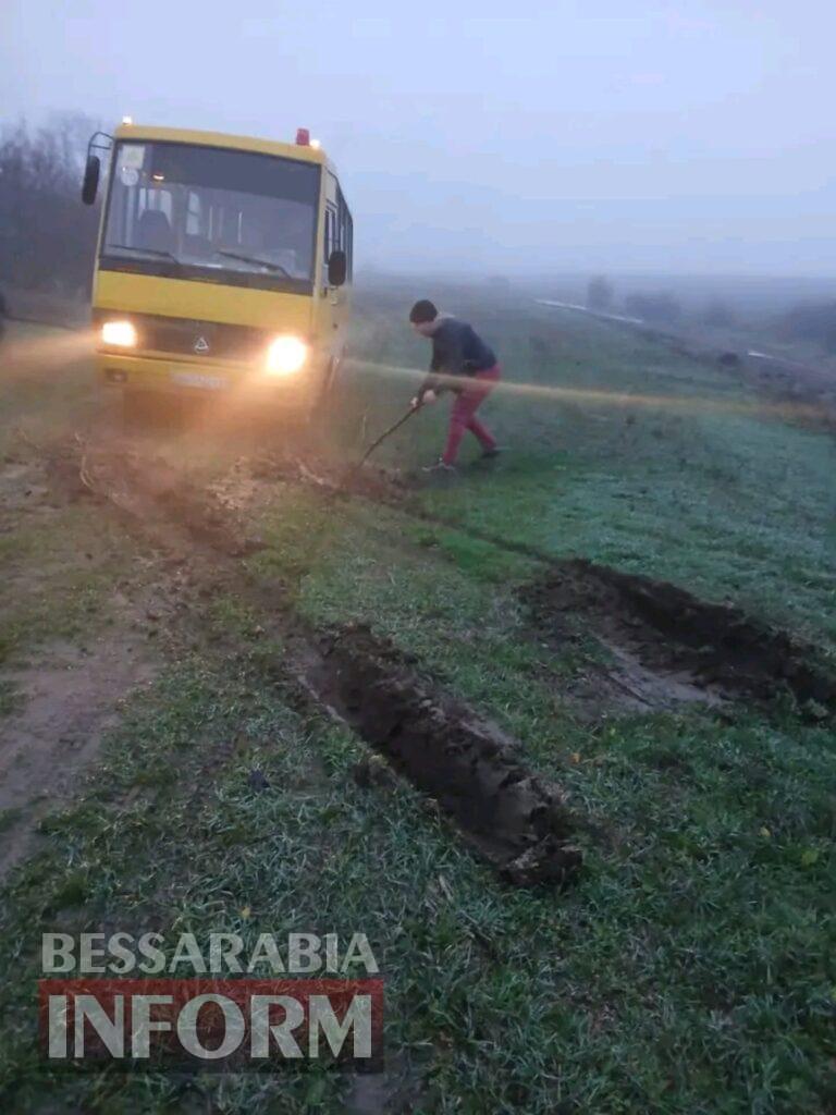 Автобус не витримує та застрягає: на Білгород-Дністровщині учні долають 12 км пішки через критичний стан дороги до школи