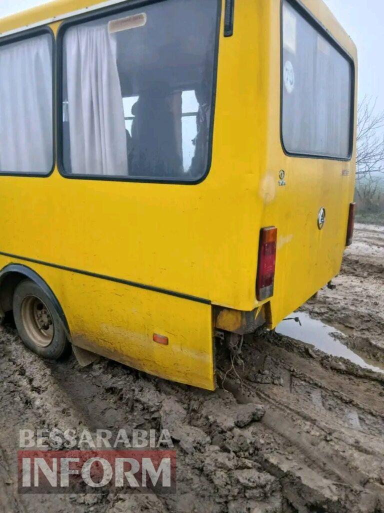 Автобус не витримує та застрягає: на Білгород-Дністровщині учні долають 12 км пішки через критичний стан дороги до школи