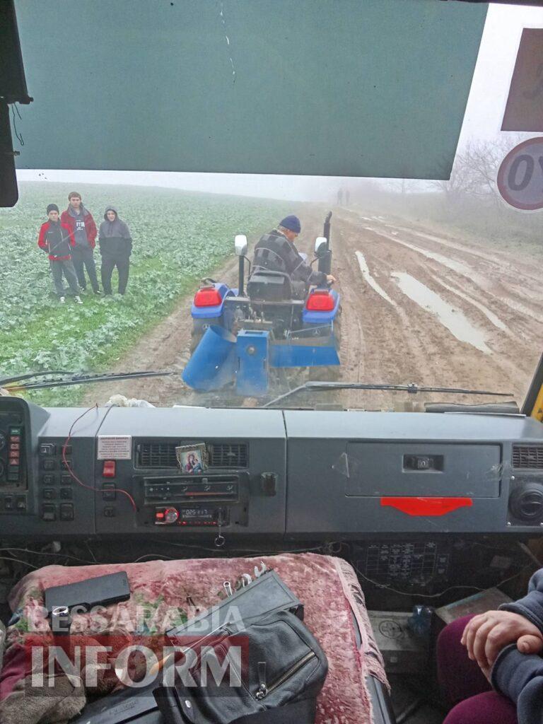 Автобус не витримує та застрягає: на Білгород-Дністровщині учні долають 12 км пішки через критичний стан дороги до школи