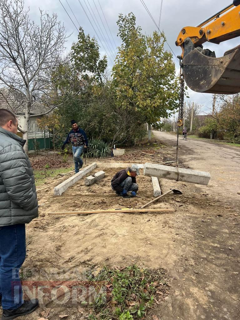 У Кілії комунальники облаштовують зупинку на місці курсування шкільного автобуса