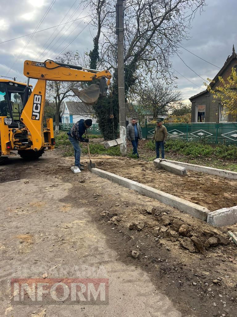 У Кілії комунальники облаштовують зупинку на місці курсування шкільного автобуса