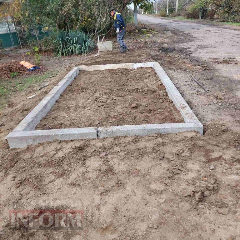 У Кілії комунальники облаштовують зупинку на місці курсування шкільного автобуса