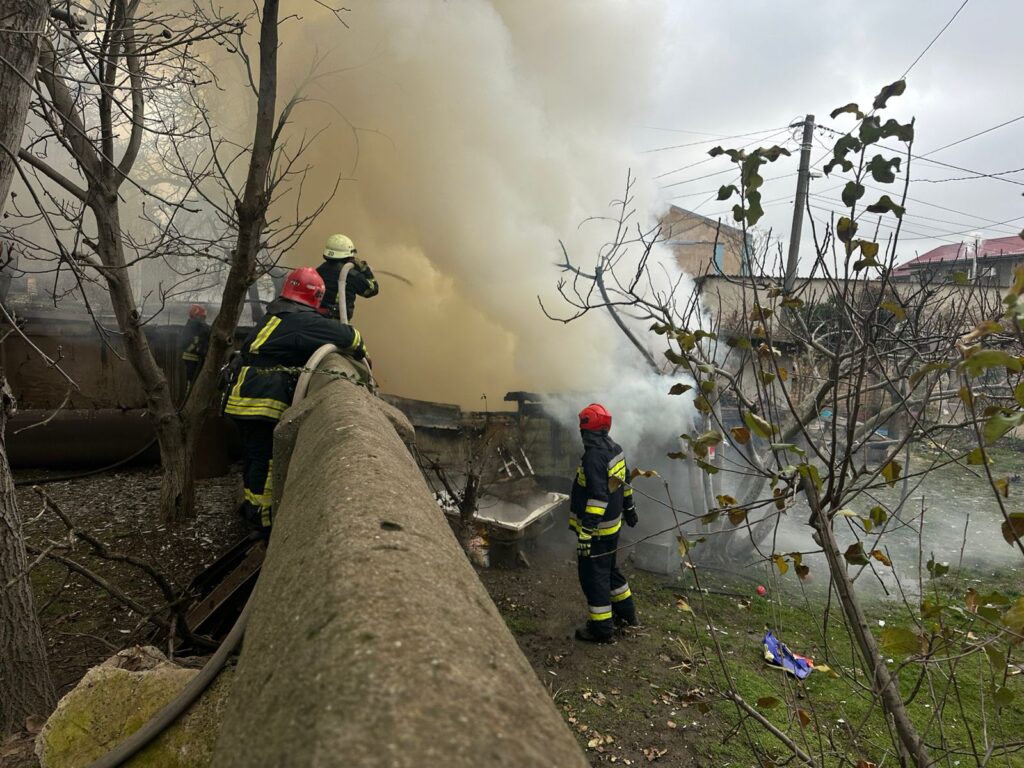 В Ізмаїлі рятувальники загасили пожежу в господарчій будівлі