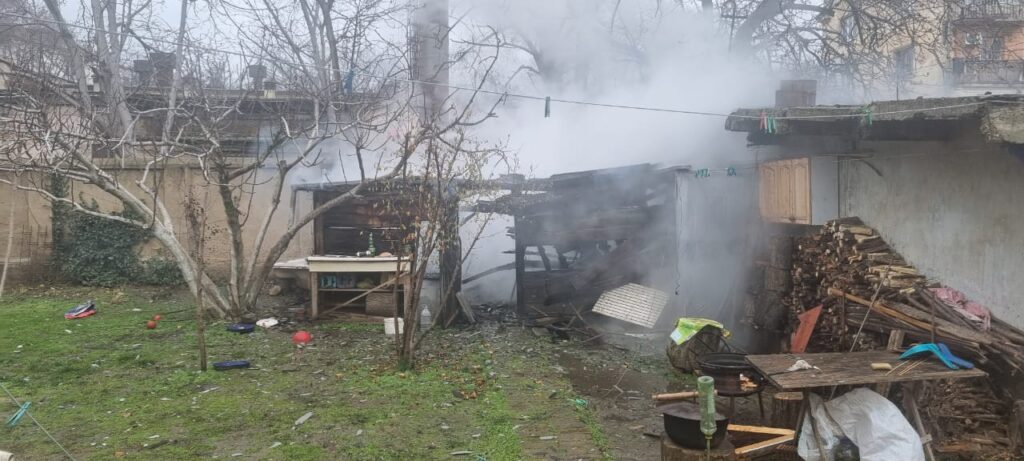 В Ізмаїлі рятувальники загасили пожежу в господарчій будівлі