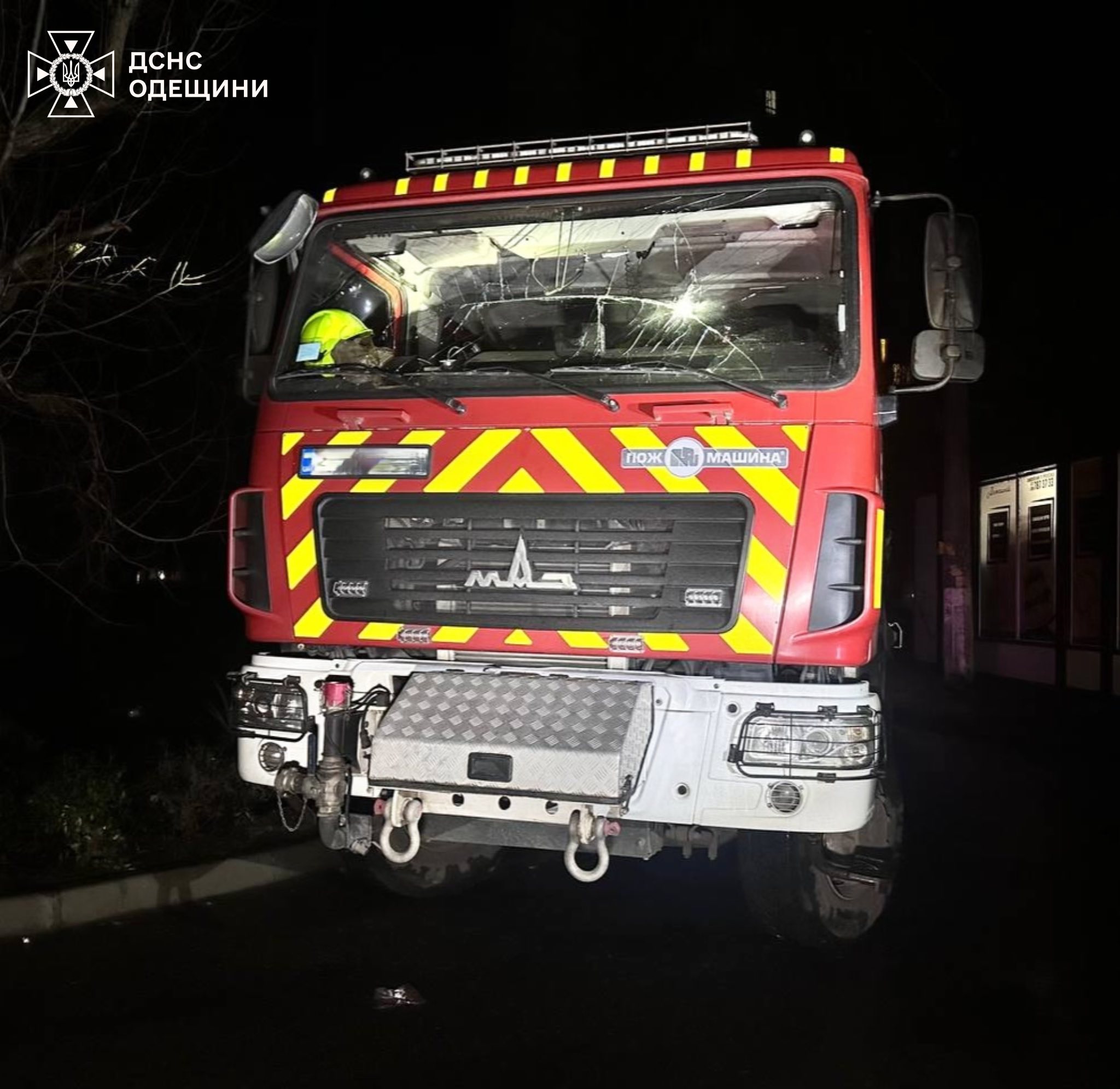Під час ліквідації наслідків обстрілу Одеси техніка ДСНС потрапила під повторний удар