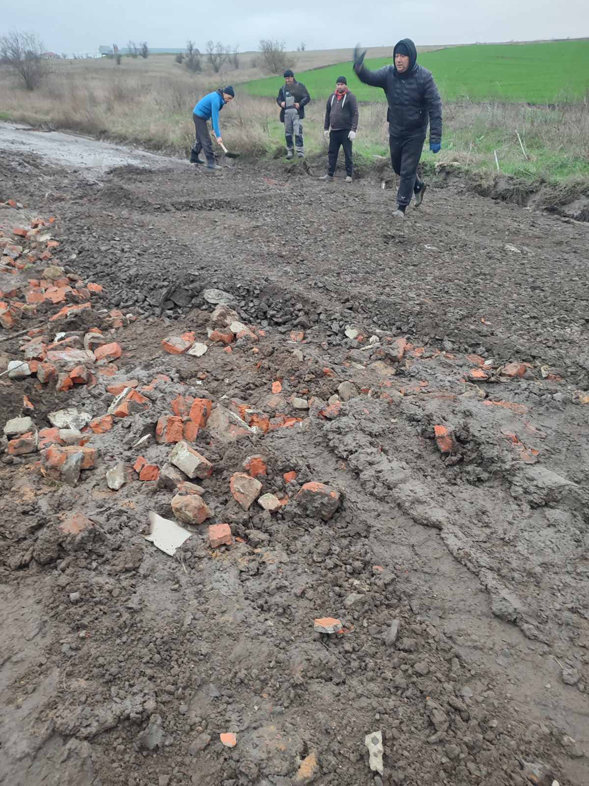 Забута владою окраїна: прикордонна громада Болградського району змушена сама боротися з бездоріжжям