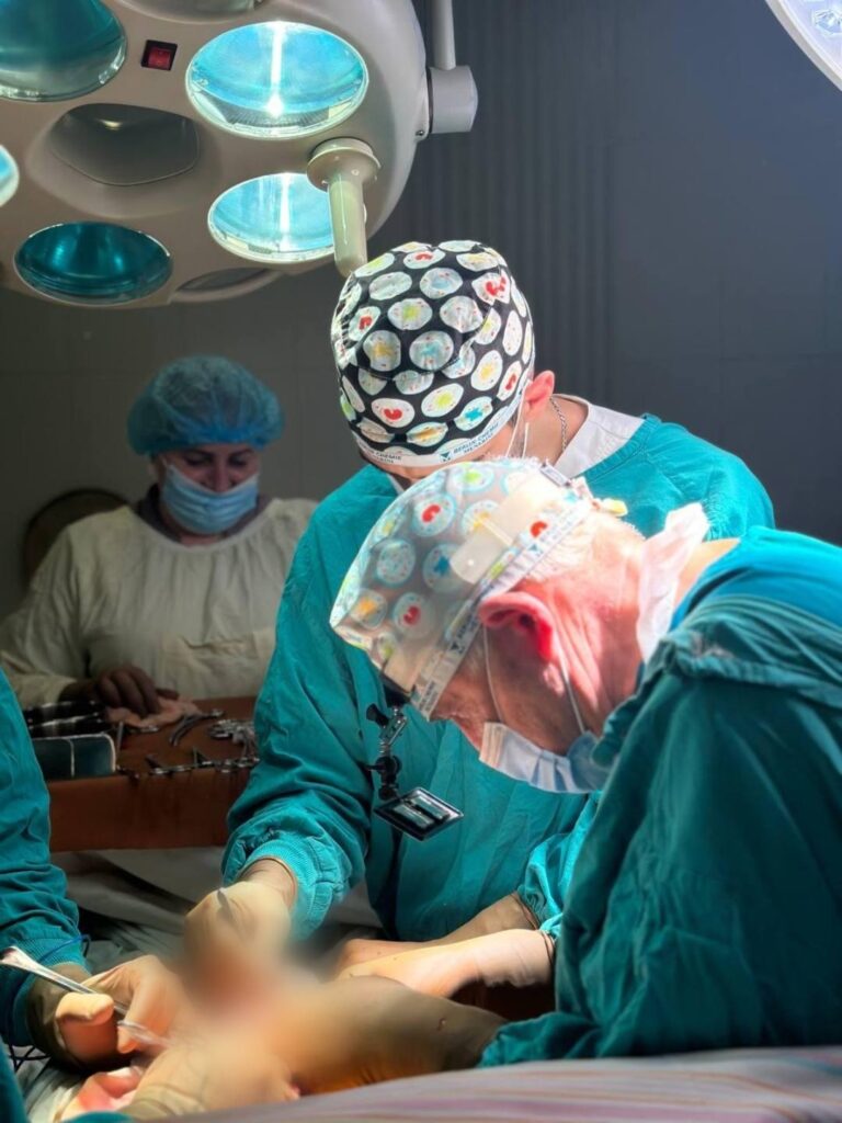 Материнська любов, що врятувала життя: жителька Одеси стала донором для свого сина