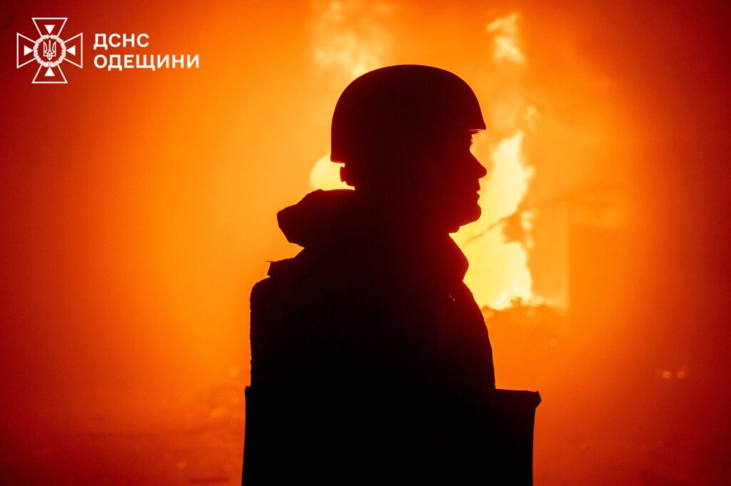 У більшій частині Одеси відсутнє тепло- та водопостачання. Фото наслідків атаки