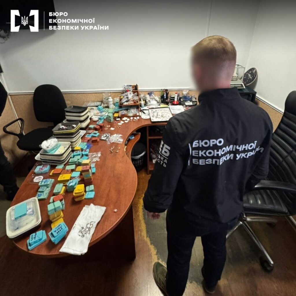 Під виглядом брендів продавали підробки: на Одещині зупинили "ювелірний" бізнес