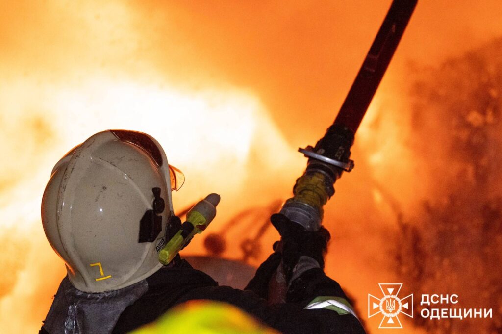 У більшій частині Одеси відсутнє тепло- та водопостачання. Фото наслідків атаки