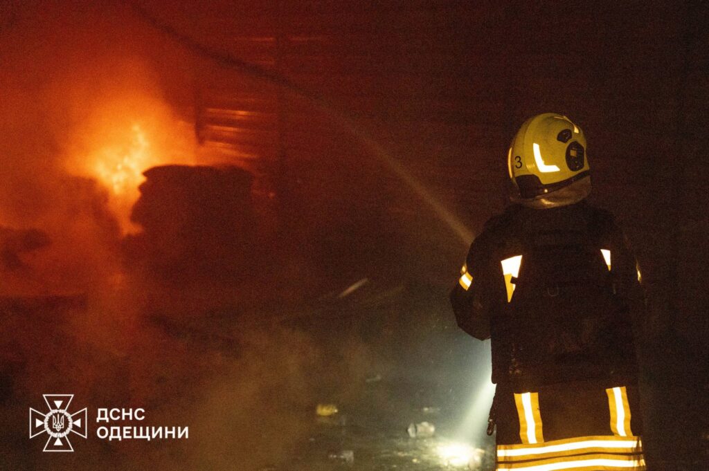 У більшій частині Одеси відсутнє тепло- та водопостачання. Фото наслідків атаки