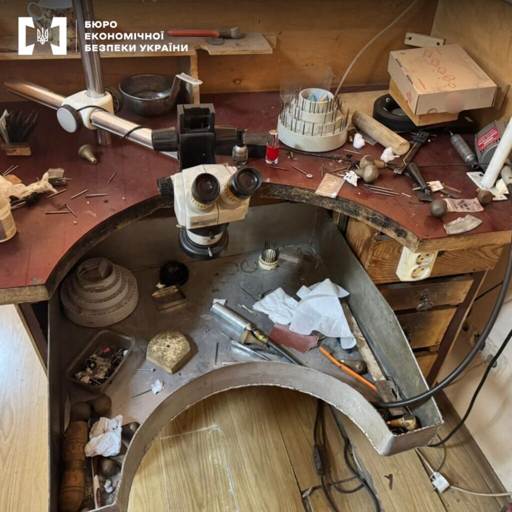 Під виглядом брендів продавали підробки: на Одещині зупинили "ювелірний" бізнес