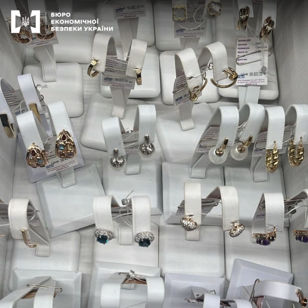 Під виглядом брендів продавали підробки: на Одещині зупинили "ювелірний" бізнес