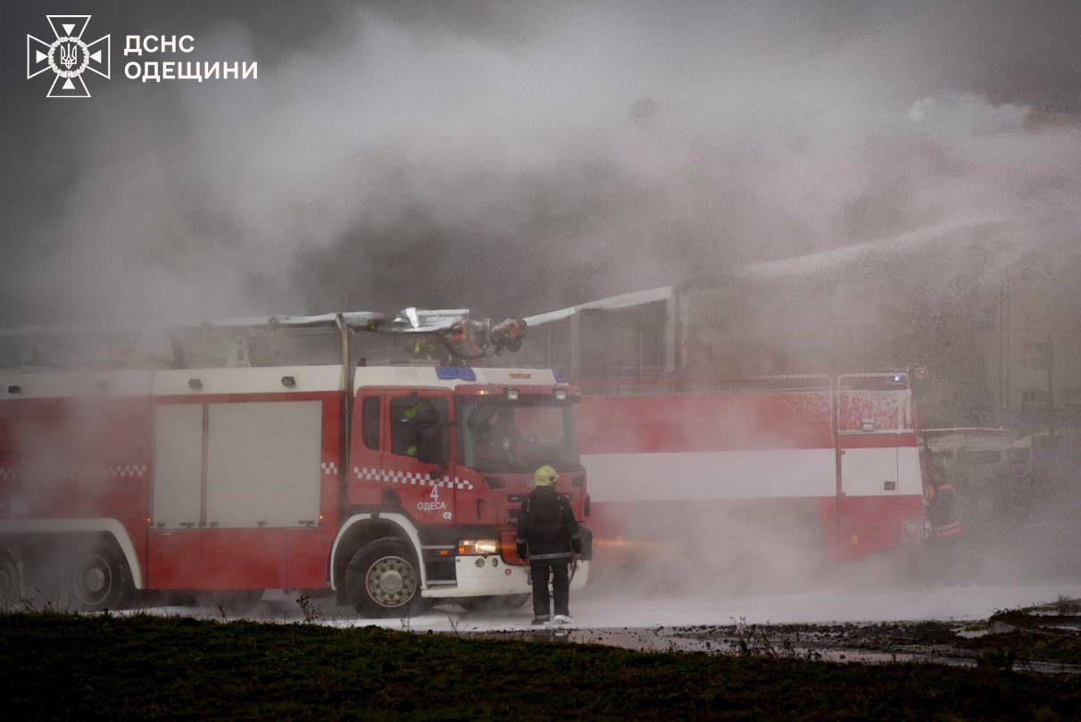 Рятувальники Одещини кілька днів тушили підприємство під повторними атаками