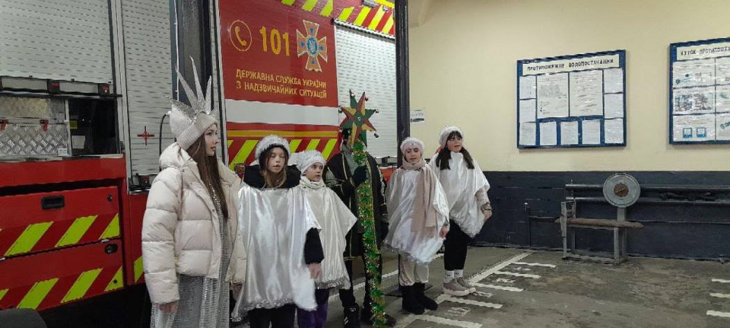 Різдвяний вертеп у Болграді: вихованці гуртка «Прем’єра» привітали установи громади та зібрали кошти для ЗСУ