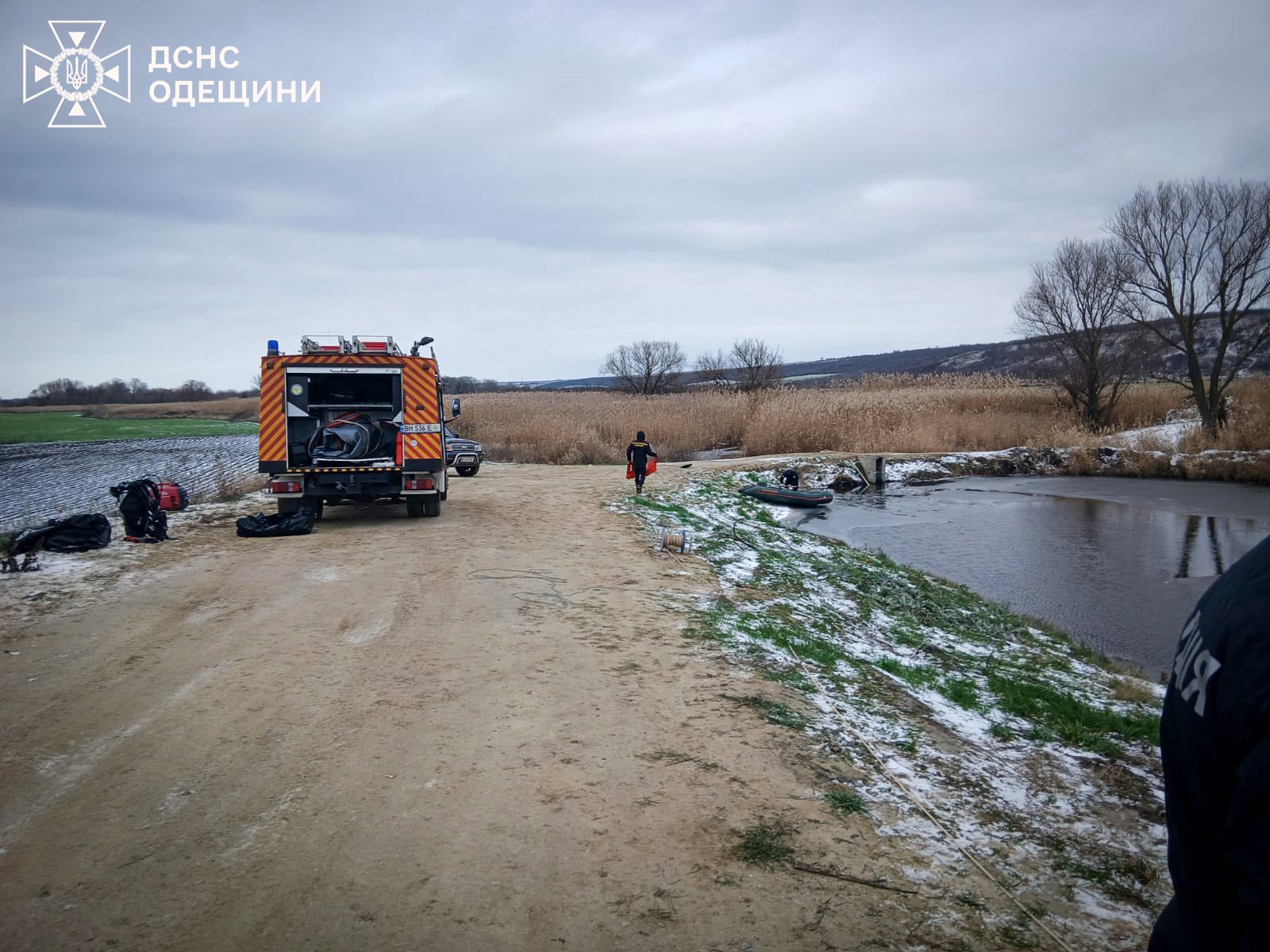 Рятувальники Одещини дістали з води тіло чоловіка, що провалився під кригу
