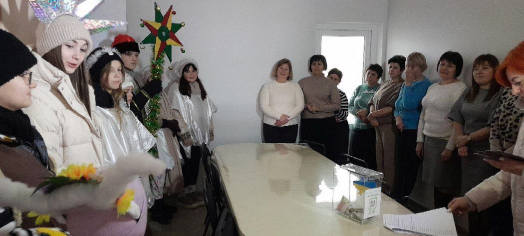 Різдвяний вертеп у Болграді: вихованці гуртка «Прем’єра» привітали установи громади та зібрали кошти для ЗСУ