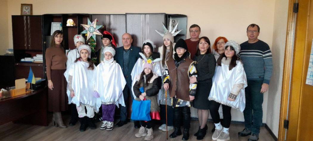 Різдвяний вертеп у Болграді: вихованці гуртка «Прем’єра» привітали установи громади та зібрали кошти для ЗСУ