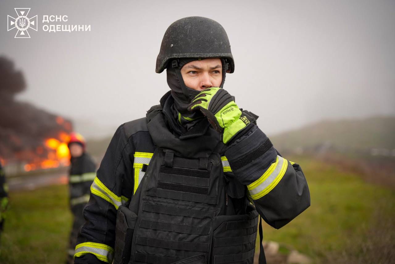 Рятувальники Одещини кілька днів тушили підприємство під повторними атаками