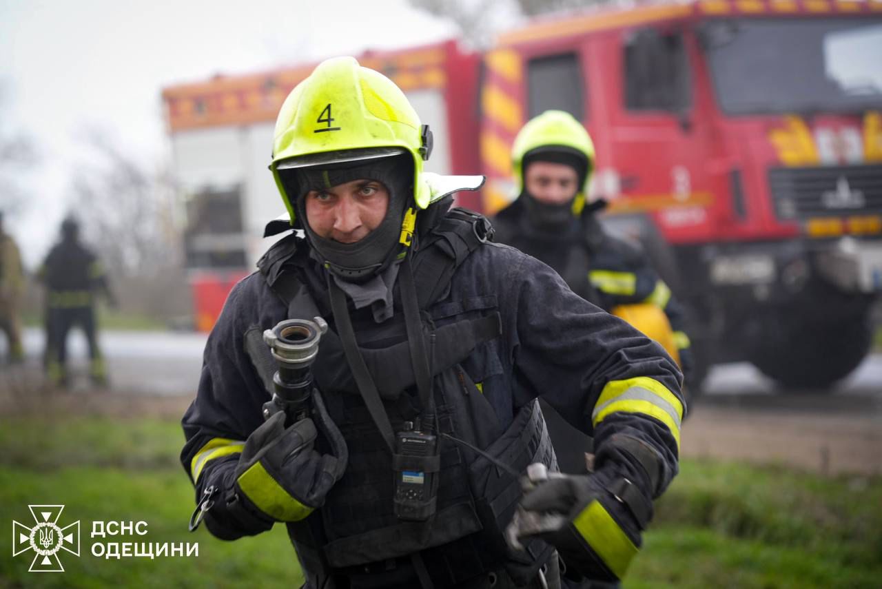 Рятувальники Одещини кілька днів тушили підприємство під повторними атаками