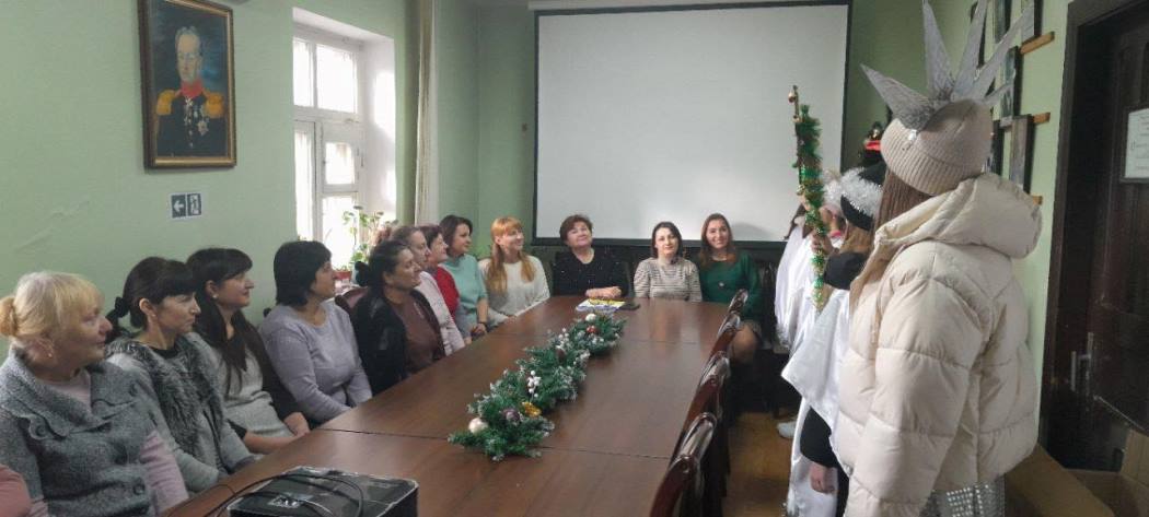 Різдвяний вертеп у Болграді: вихованці гуртка «Прем’єра» привітали установи громади та зібрали кошти для ЗСУ