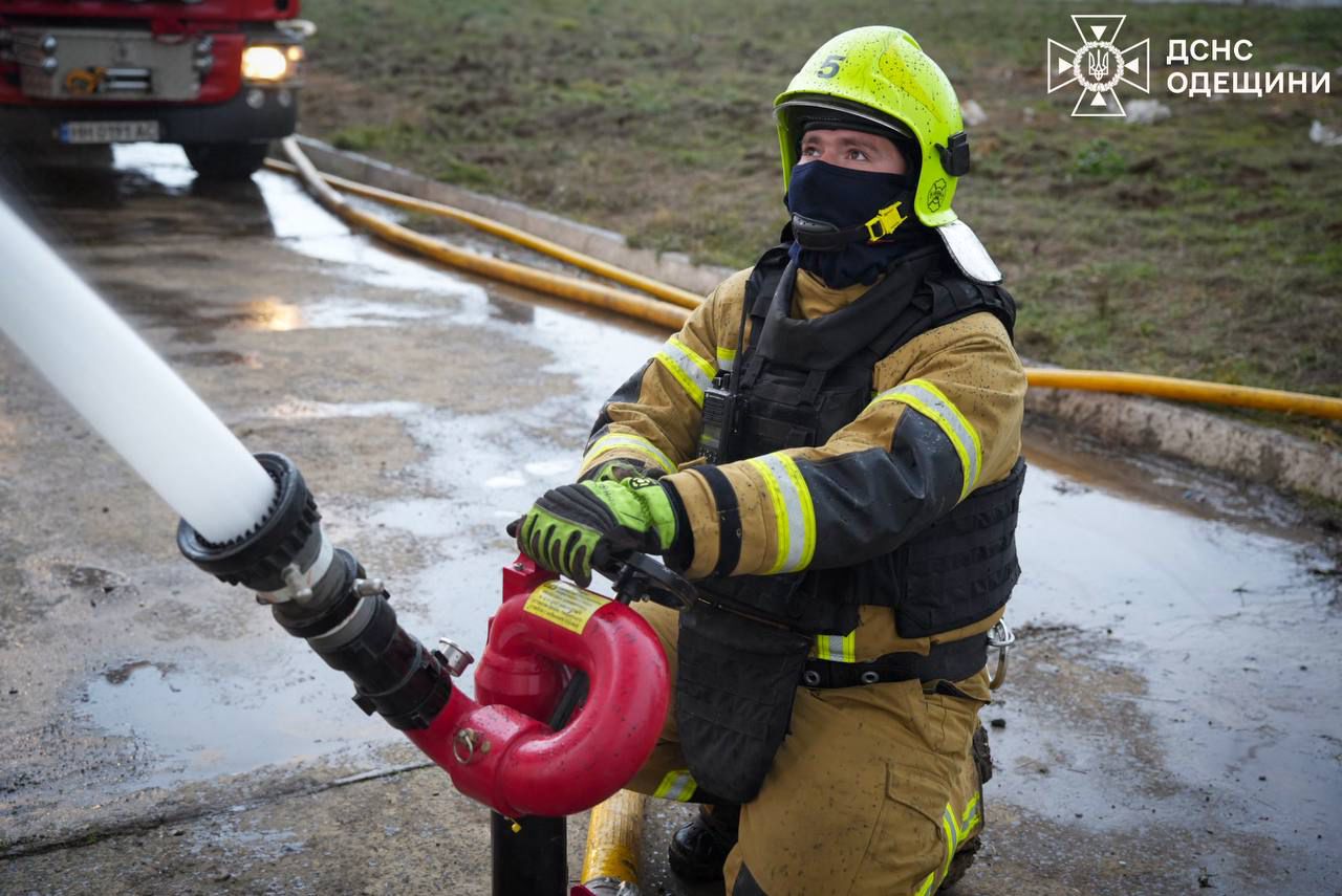 Рятувальники Одещини кілька днів тушили підприємство під повторними атаками
