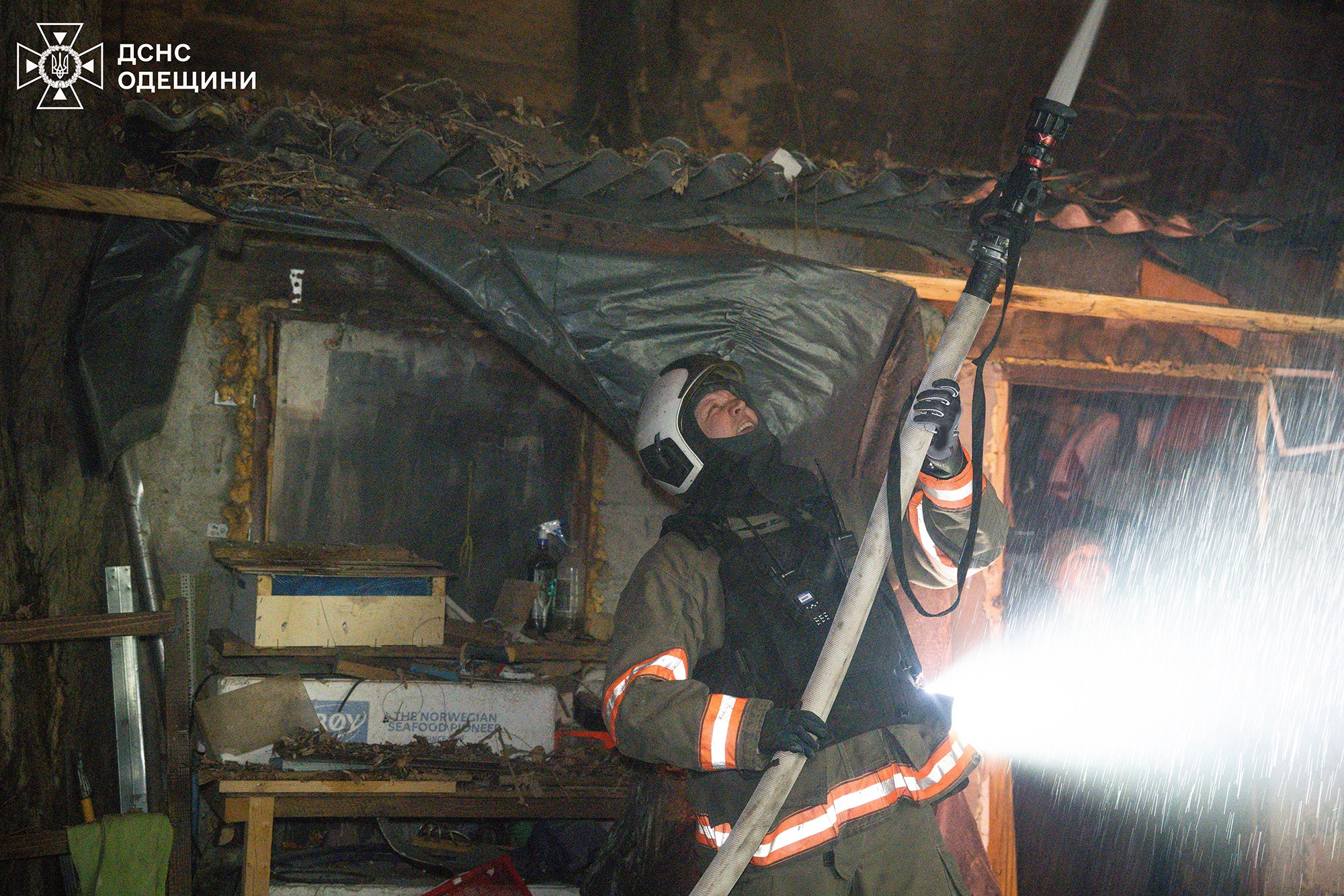 Вночі росія знову атакувала Одесу ударними безпілотниками: горів житловий будинок