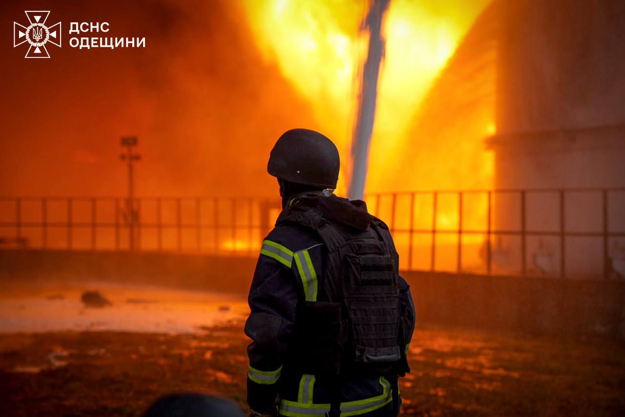 Рятувальники Одещини кілька днів тушили підприємство під повторними атаками
