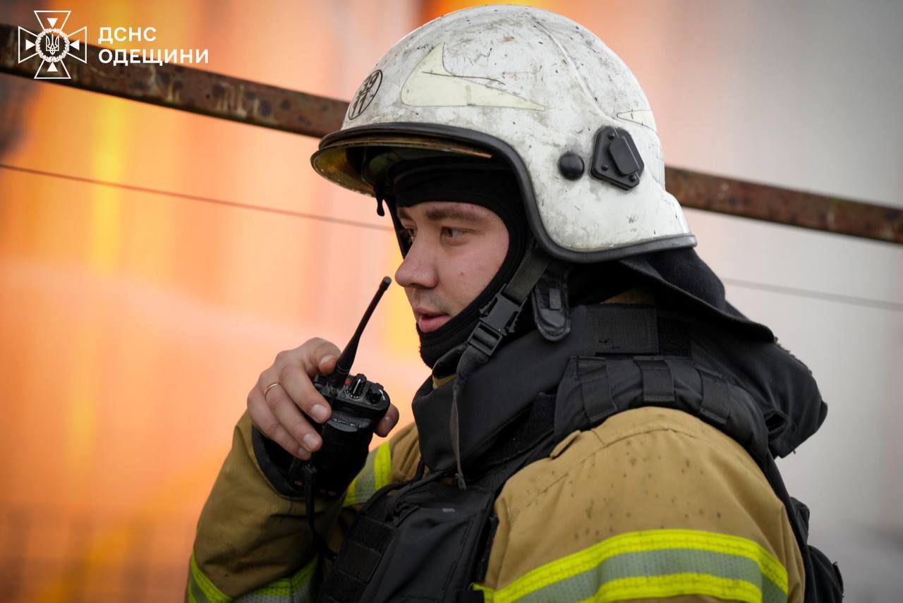 Рятувальники Одещини кілька днів тушили підприємство під повторними атаками