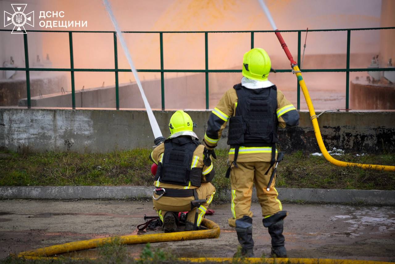 Рятувальники Одещини кілька днів тушили підприємство під повторними атаками