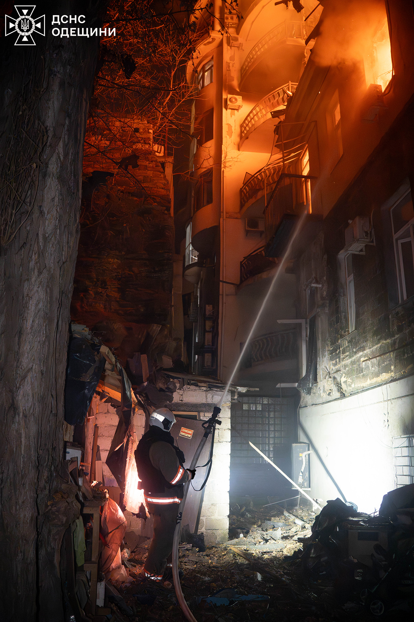 Вночі росія знову атакувала Одесу ударними безпілотниками: горів житловий будинок