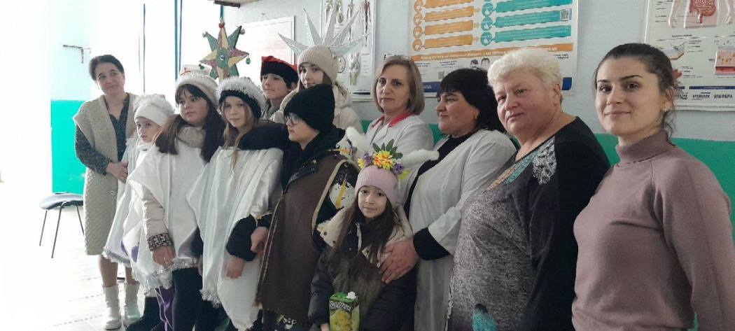 Різдвяний вертеп у Болграді: вихованці гуртка «Прем’єра» привітали установи громади та зібрали кошти для ЗСУ